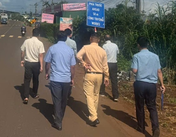 Tổ CSGT Krông Búk kiểm tra hạ tầng giao thông, phối hợp với Sở Xây dựng, Ban Quản lý bảo trì đường bộ và UBND xã Pơng Drang khảo sát thực địa trên Quốc lộ 14