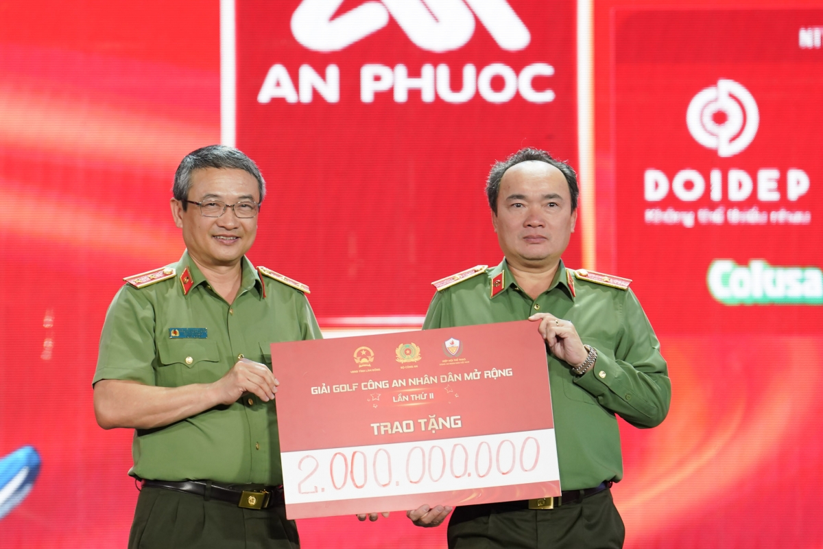 Trung tướng Nguyễn Ngọc Toàn, Phó Chủ tịch Hiệp hội Thể thao Công an nhân dân Việt Nam trao bảng tượng trưng ủng hộ tiền Hoành tráng, ấn tượng Lễ khai mạc Sports Festival 2026 tại Lâm Đồng
