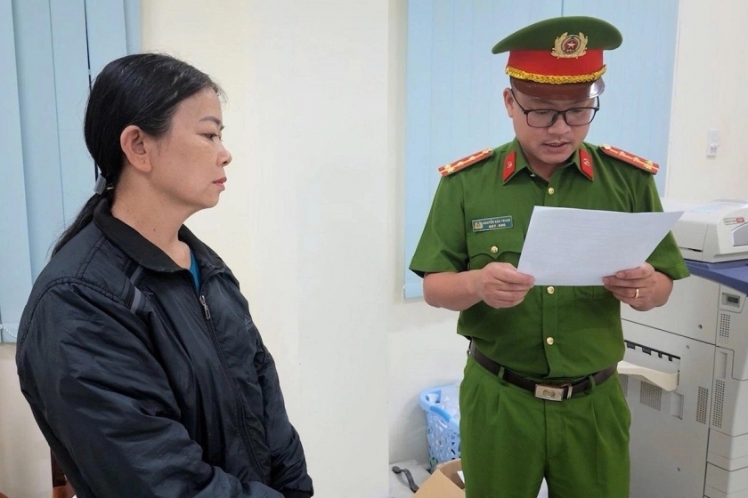 Khởi tố người phụ nữ pha cồn công nghiệp với nước lã làm rượu bán