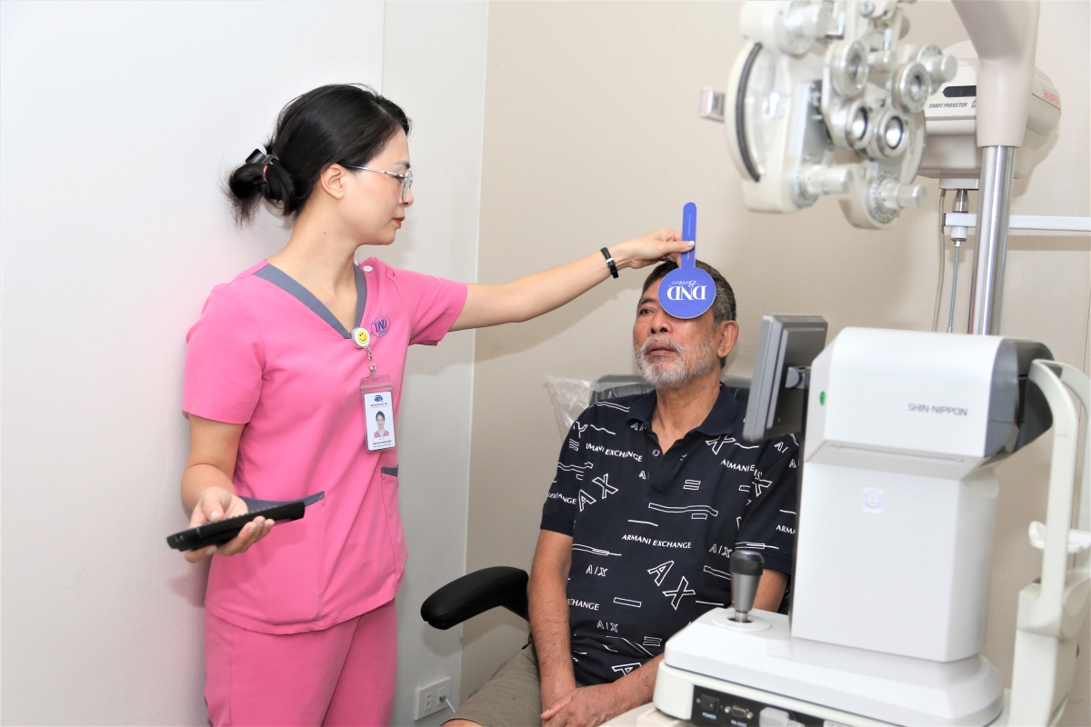 Gần 600 người cao tuổi được khám, tư vấn chăm sóc sức khỏe đôi mắt