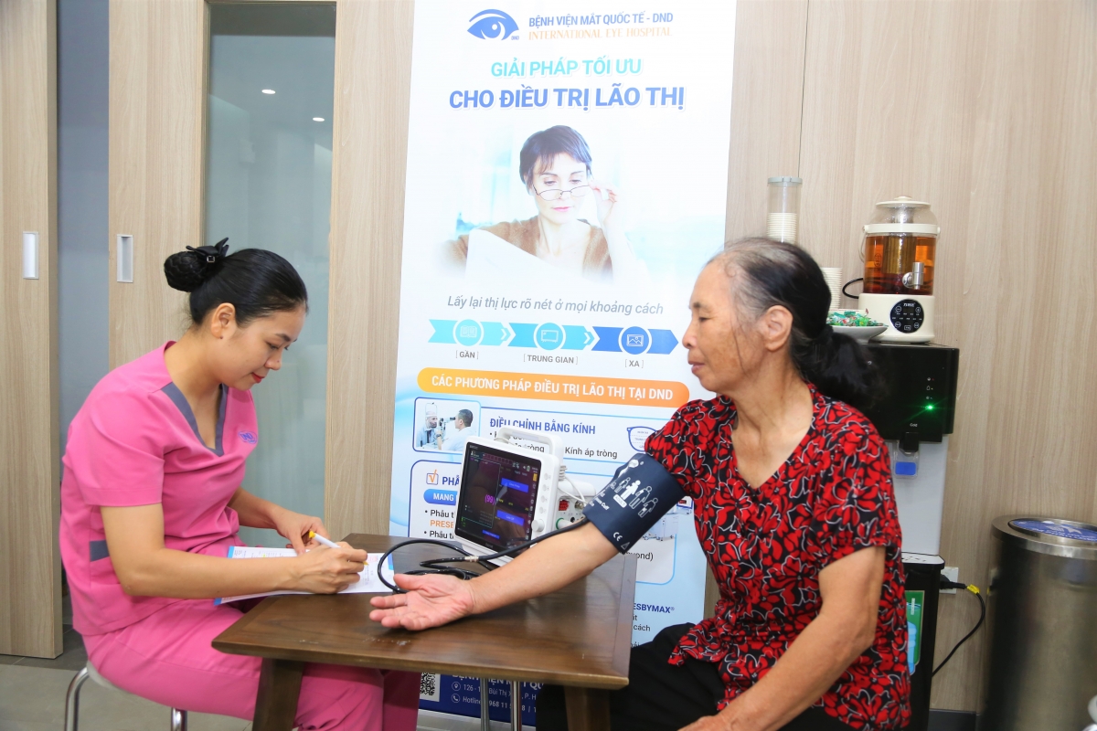 Đo huyết áp cho người cao tuổi Đo huyết áp cho người cao tuổi