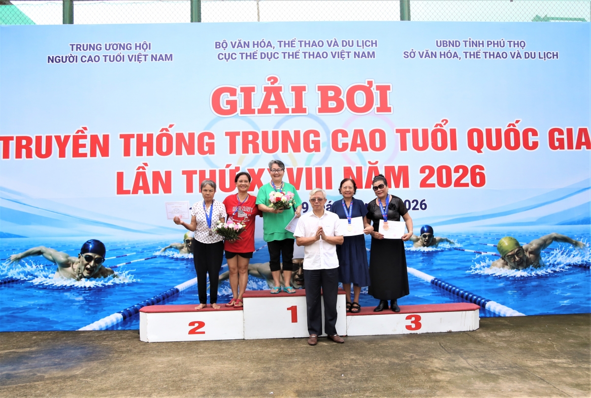 Ban tổ chức trao Huy chương cho các vận động viên xuất sắc Ban tổ chức trao Huy chương cho các vận động viên xuất sắc