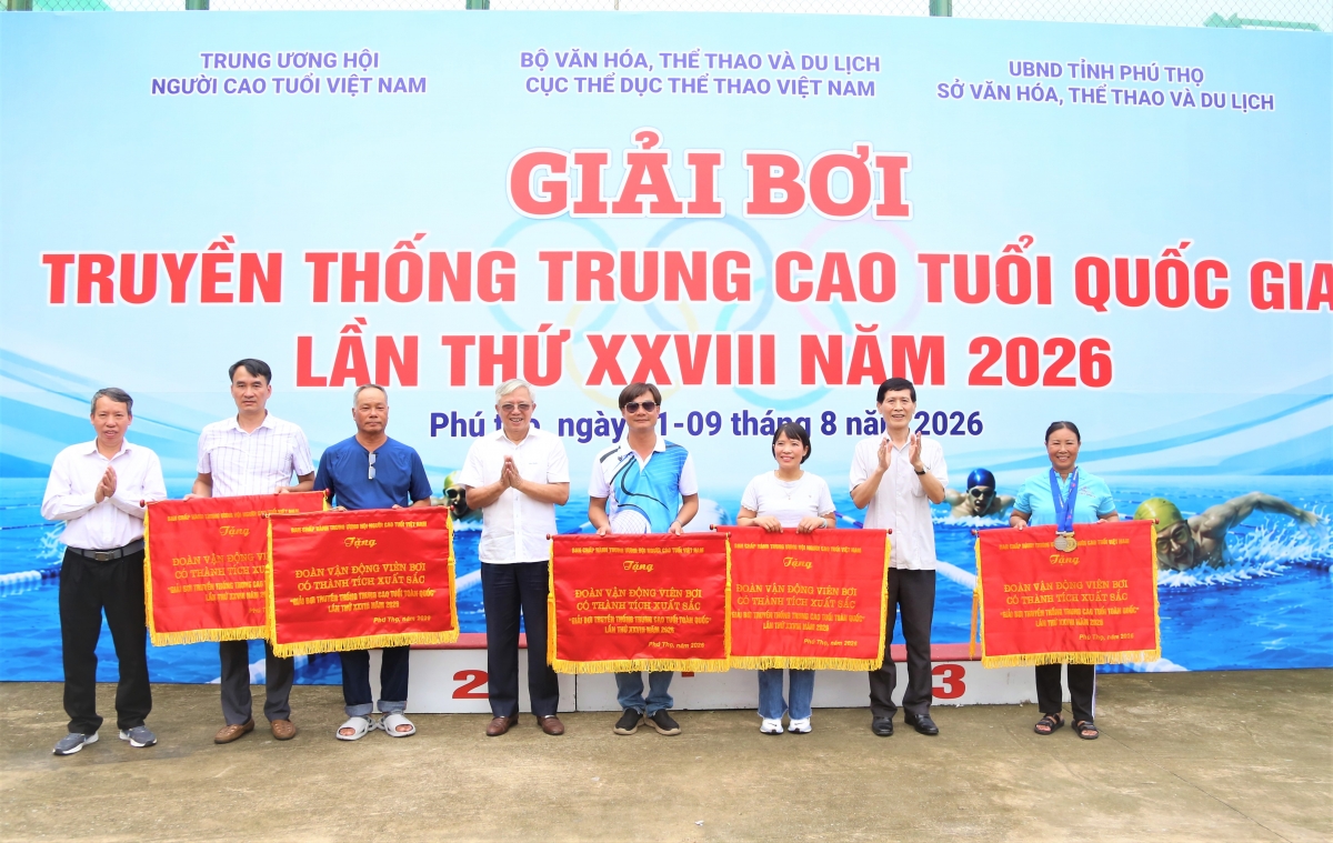 Ban tổ chức trao Cờ và tiền thưởng cho 5 đơn vị đoạt xuất sắc toàn đoàn Ban tổ chức trao Cờ và tiền thưởng cho 5 đơn vị đoạt xuất sắc toàn đoàn