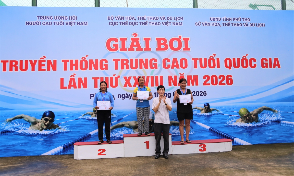 Ban tổ chức trao Huy chương cho các vận động viên xuất sắc Ban tổ chức trao Huy chương cho các vận động viên xuất sắc