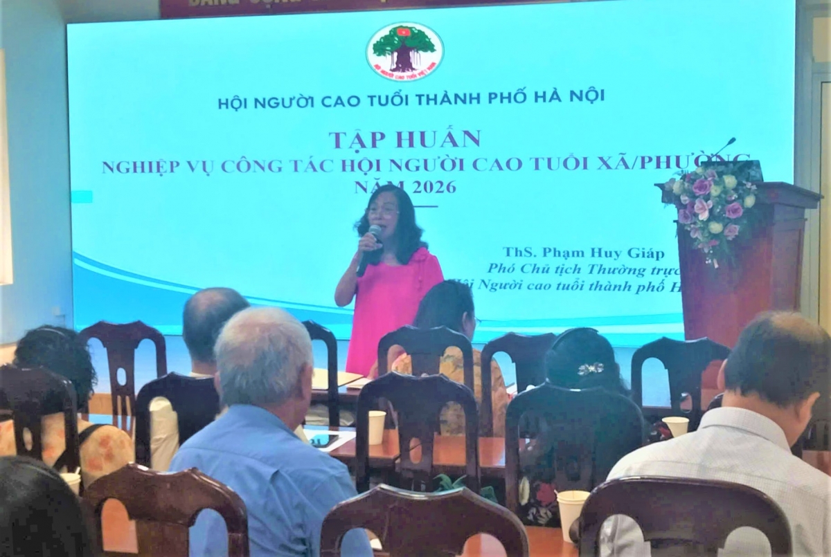 Chủ tịch Hội Người cao tuổi phường Nguyễn Thị Kim Thoa trả lòi các câu hỏi thảo luận của đại biểu Chủ tịch Hội Người cao tuổi phường Nguyễn Thị Kim Thoa trả lòi các câu hỏi thảo luận của đại biểu