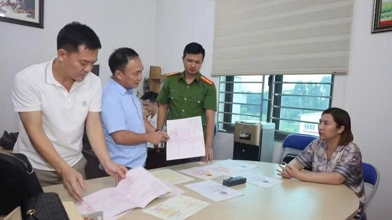 Ban chuyên án khám xét tại trụ sở Công ty Cổ phần Đầu tư và Dịch vụ quốc tế Minh An.