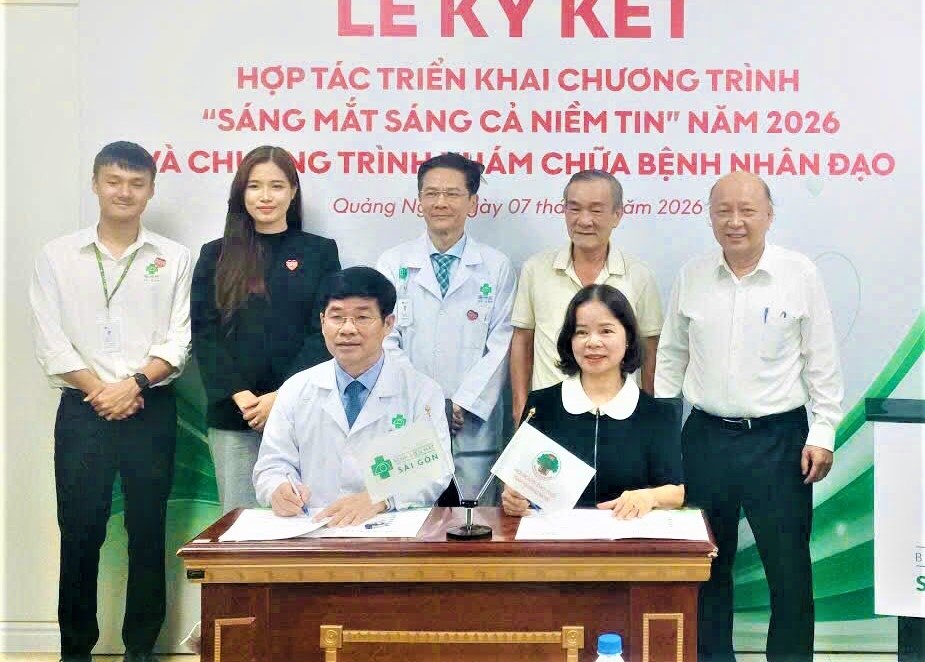 Hội Người cao tuổi tỉnh Quảng Ngãi và Bệnh viện Mắt Sài Gòn ký kết chương trình hợp tác