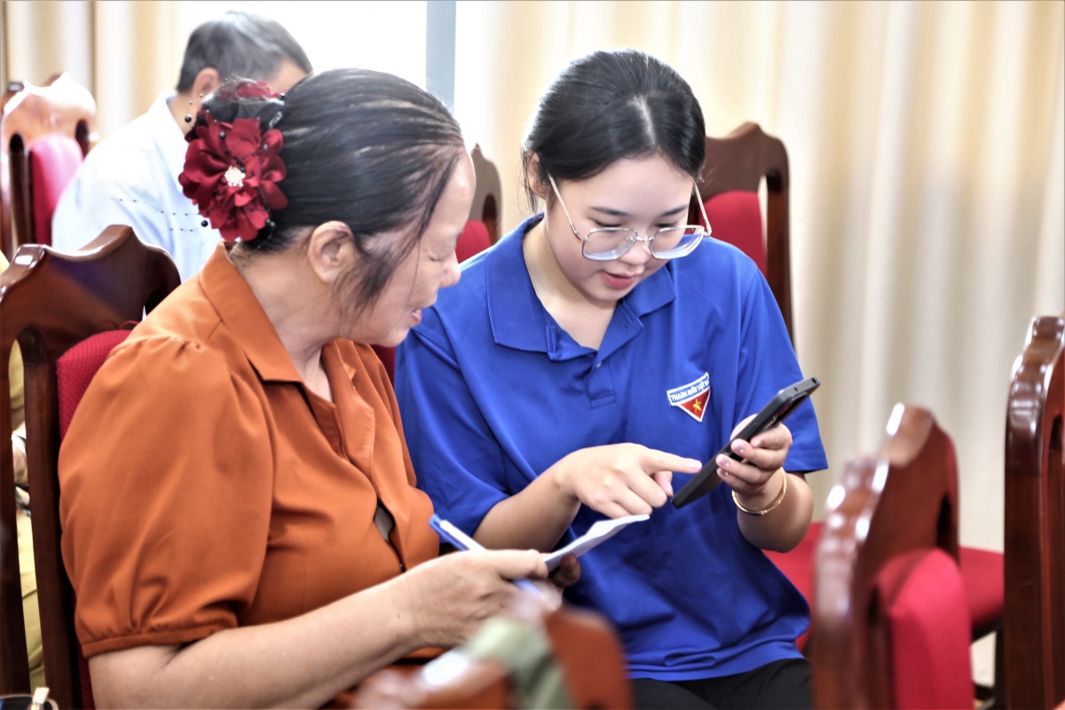 Người cao tuổi Hà Nội học kỹ năng số, không đứng ngoài chuyển đổi số