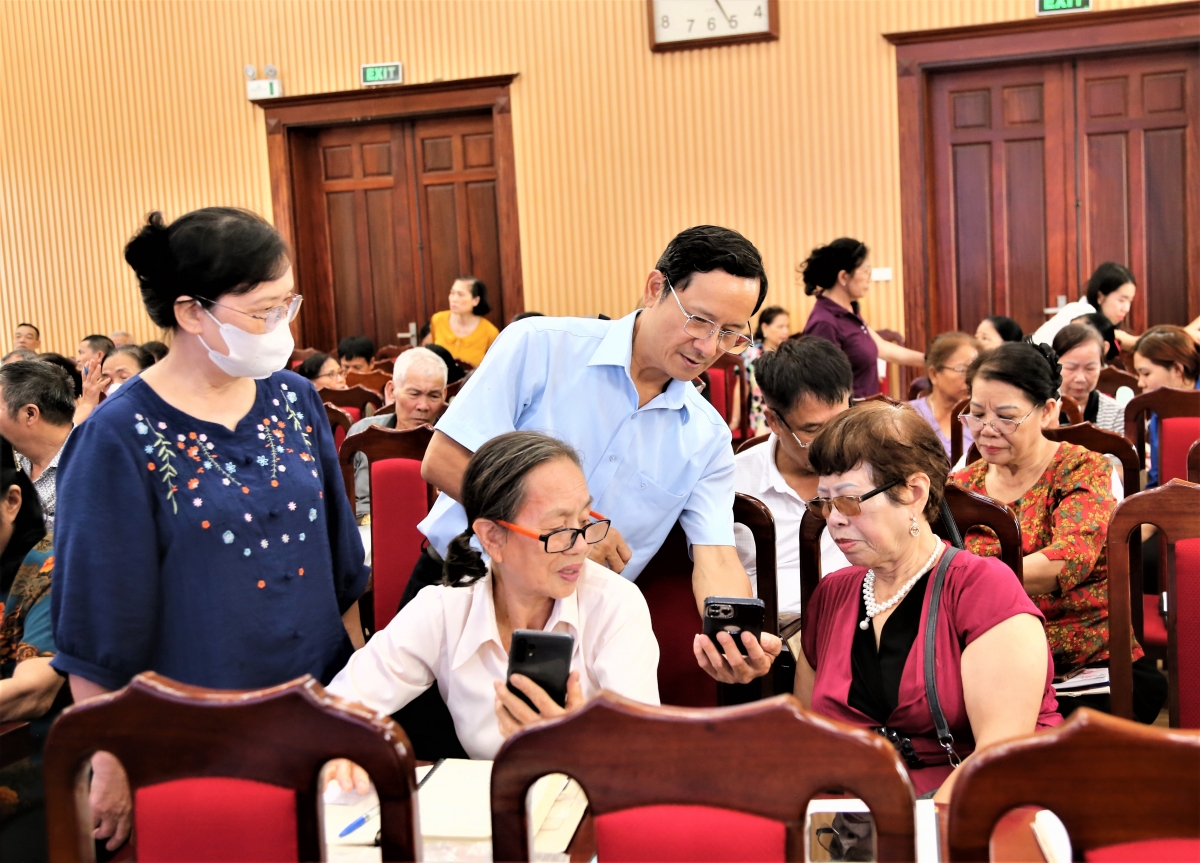 Cán bộ Hội Người cao tuổi thành phố cũng tham gia hướng dẫn học viên