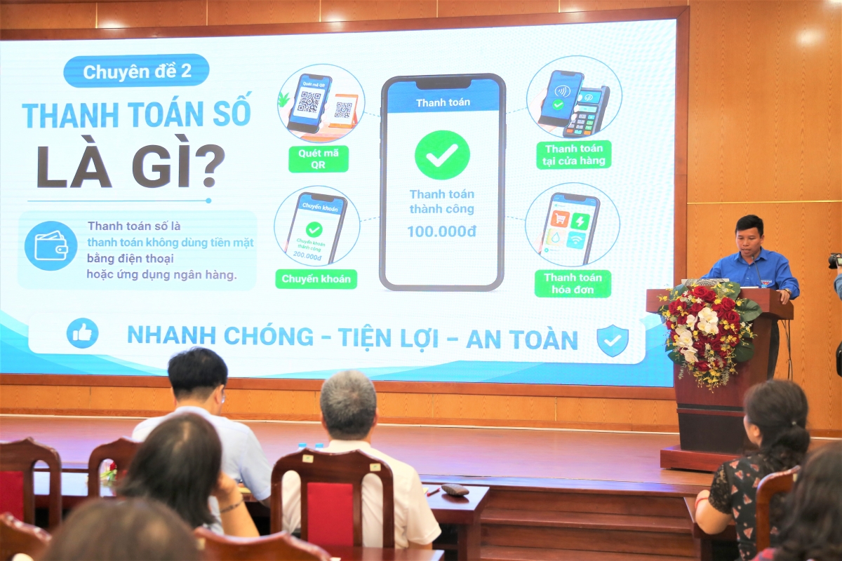 Người cao tuổi Hà Nội học kỹ năng số, không đứng ngoài chuyển đổi số