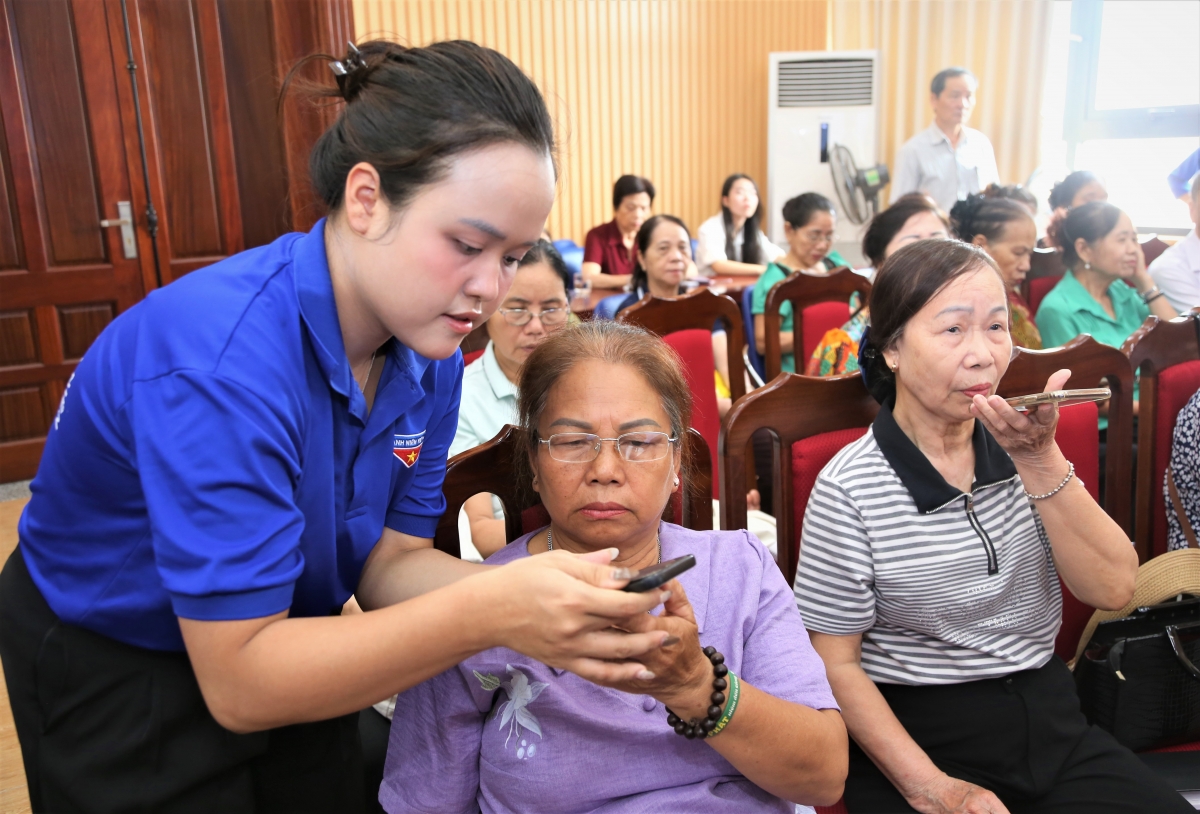 Người cao tuổi Hà Nội học kỹ năng số, không đứng ngoài chuyển đổi số