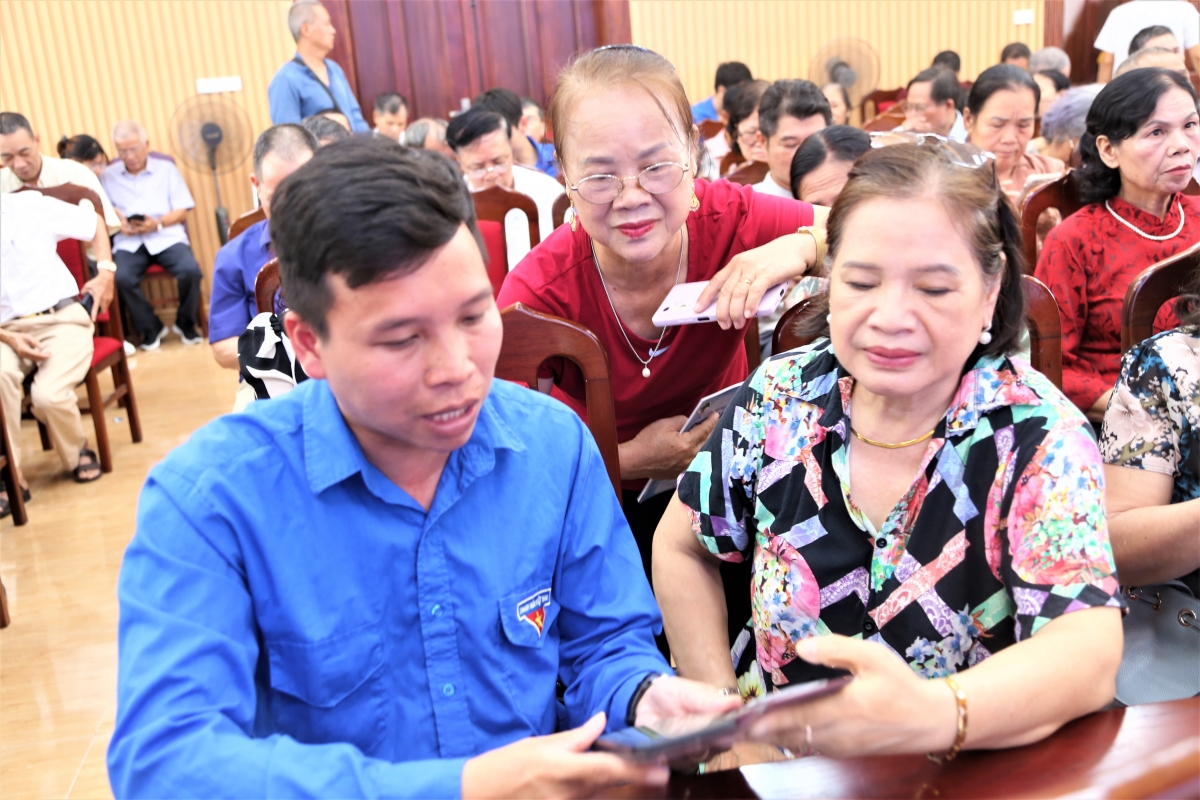 Đoàn viên thanh niên phường hướng dẫn người cao tuổi sử dụng điện thoại thông minh an toàn, hiệu quả