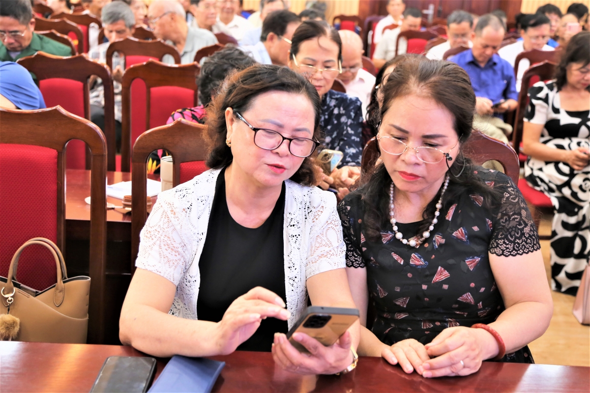 Người cao tuổi Hà Nội học kỹ năng số, không đứng ngoài chuyển đổi số