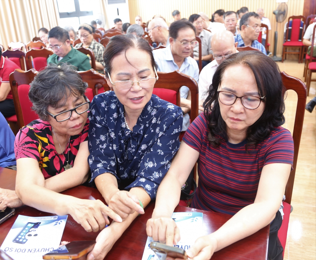 Người cao tuổi Hà Nội học kỹ năng số, không đứng ngoài chuyển đổi số