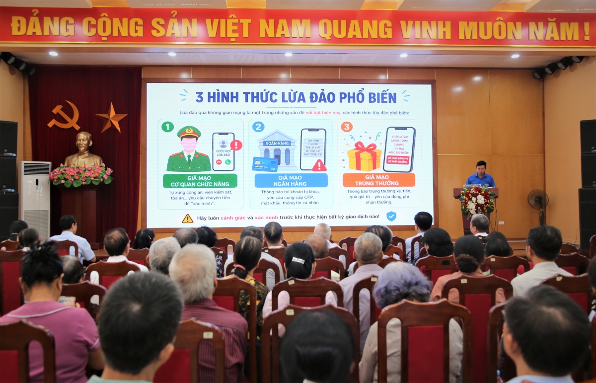 Đại diện Đoàn Thanh niên phường Tây Hồ hướng dẫn người cao tuổi sử dụng điện thoại thông minh an toàn, hiệu quả