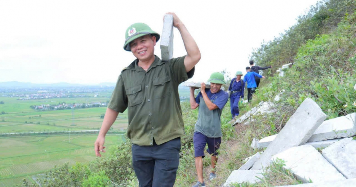 Những giọt mồ hôi rơi nhưng các Cụ người cao tuổi vẫn luôn vui vẻ vì mình đã góp phần làm nên việc làm ý nghĩa