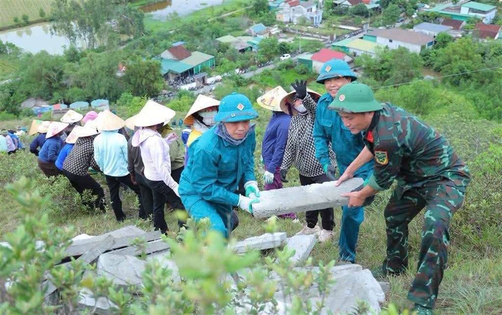Việc các cụ người cao tuổi tham gia công trình ý nghĩa này là tấm gương cho thế hệ trẻ noi theo