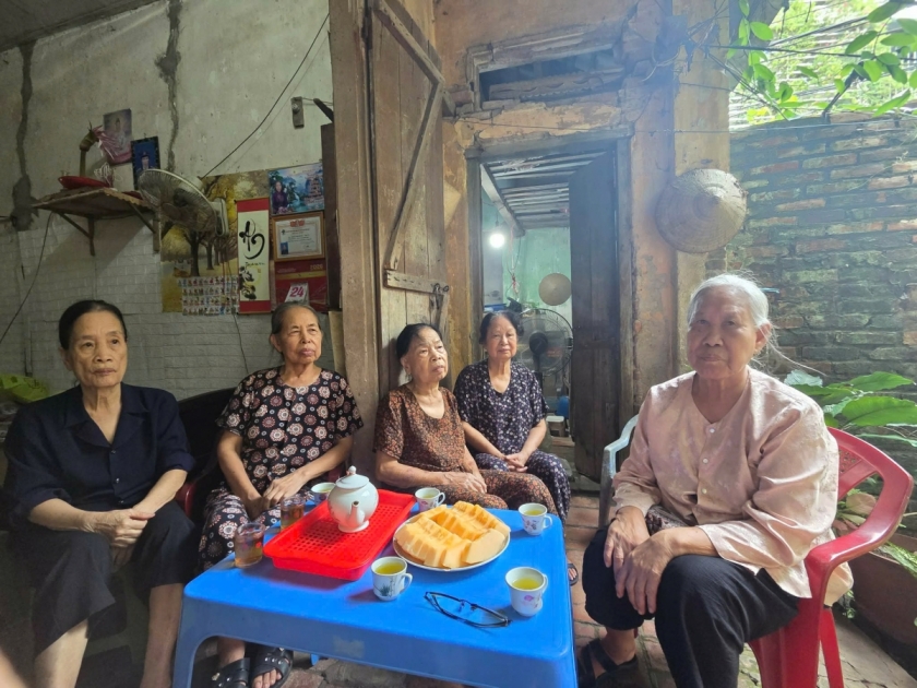 Những người cao tuổi đơn thân ở khu tập thể Văn Công, phường Vũ Ninh, tỉnh Bắc Ninh