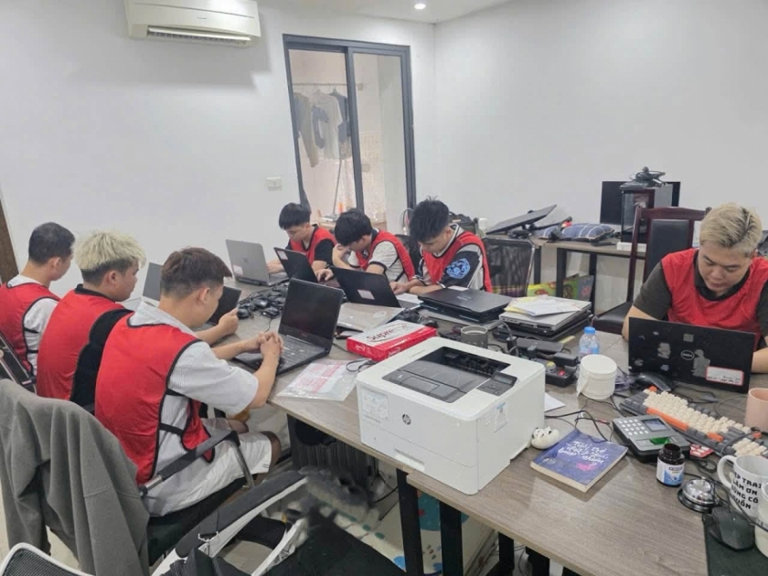 Khởi tố 21 bị can trong đường dây quảng cáo gian dối sản phẩm Đông Y “Xương khớp bà Sáu” trên mạng xã hội Khởi tố 21 bị can trong đường dây quảng cáo gian dối sản phẩm Đông Y “Xương khớp bà Sáu” trên mạng xã hội