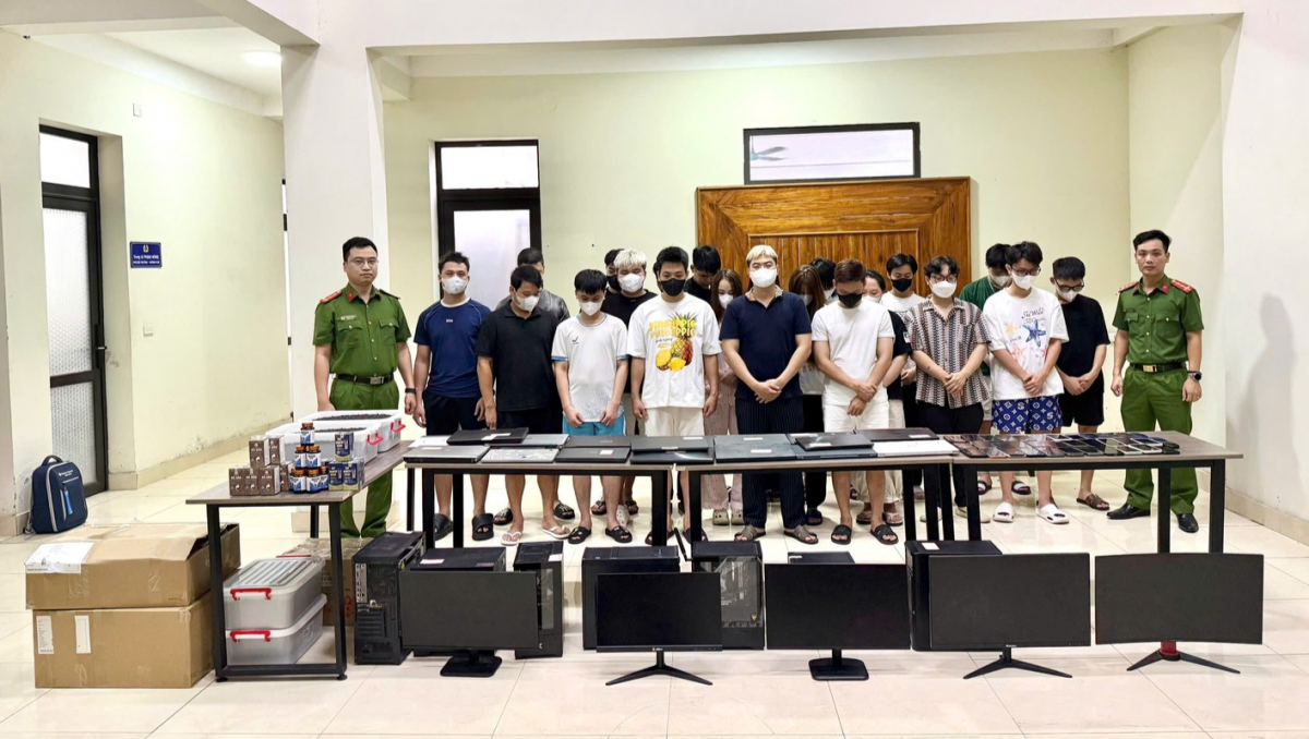 Khởi tố 21 bị can trong đường dây quảng cáo gian dối sản phẩm Đông Y “Xương khớp bà Sáu” trên mạng xã hội Khởi tố 21 bị can trong đường dây quảng cáo gian dối sản phẩm Đông Y “Xương khớp bà Sáu” trên mạng xã hội