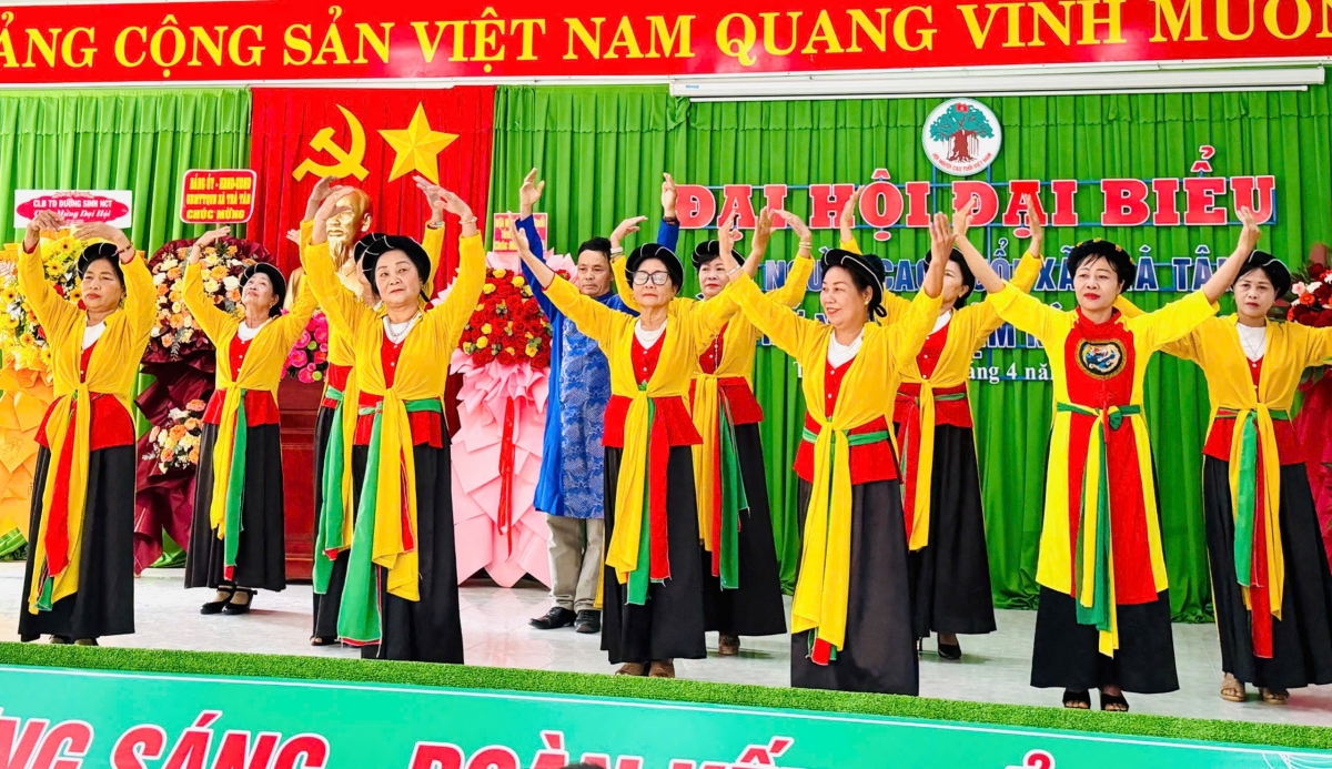 Đội Văn nghệ CLB ở xã Trà Tân phục vụ Đại hội