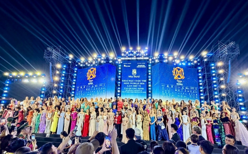 Các thí sinh tham dự Cuộc thi Miss World lần thứ 73 tại Việt Nam, chụp ảnh lưu niệm trong đêm khai mạc bên bờ Di sản vịnh Hạ Long. (Ảnh : Nghiêm Trợ). Các thí sinh tham dự Cuộc thi Miss World lần thứ 73 tại Việt Nam, chụp ảnh lưu niệm trong đêm khai mạc bên bờ Di sản vịnh Hạ Long. (Ảnh : Nghiêm Trợ).