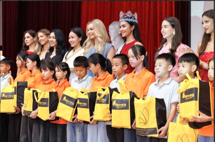 Các thí sinh tham gia Cuộc thi Miss World lần thứ 73 trao quà cho các em có hoàn cảnh khó khăn. Các thí sinh tham gia Cuộc thi Miss World lần thứ 73 trao quà cho các em có hoàn cảnh khó khăn.