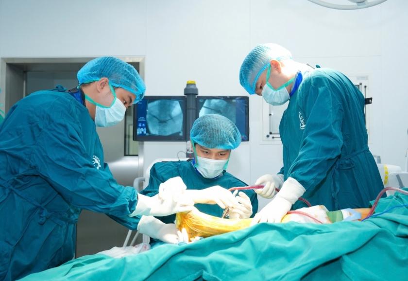 Cú ngã khiến cụ bà 70 tuổi gãy phức tạp cổ chân Cú ngã khiến cụ bà 70 tuổi gãy phức tạp cổ chân