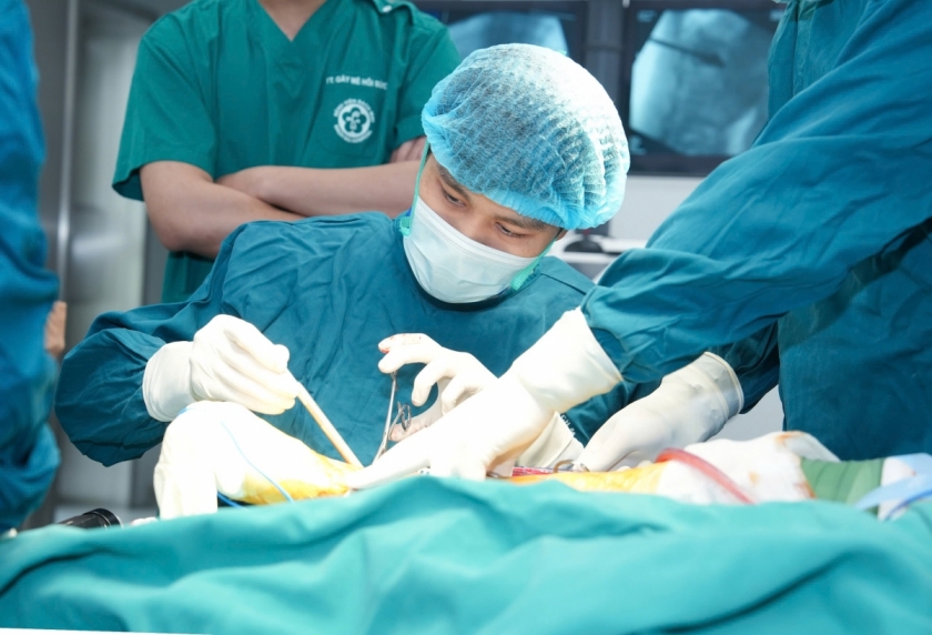 Cú ngã khiến cụ bà 70 tuổi gãy phức tạp cổ chân Cú ngã khiến cụ bà 70 tuổi gãy phức tạp cổ chân