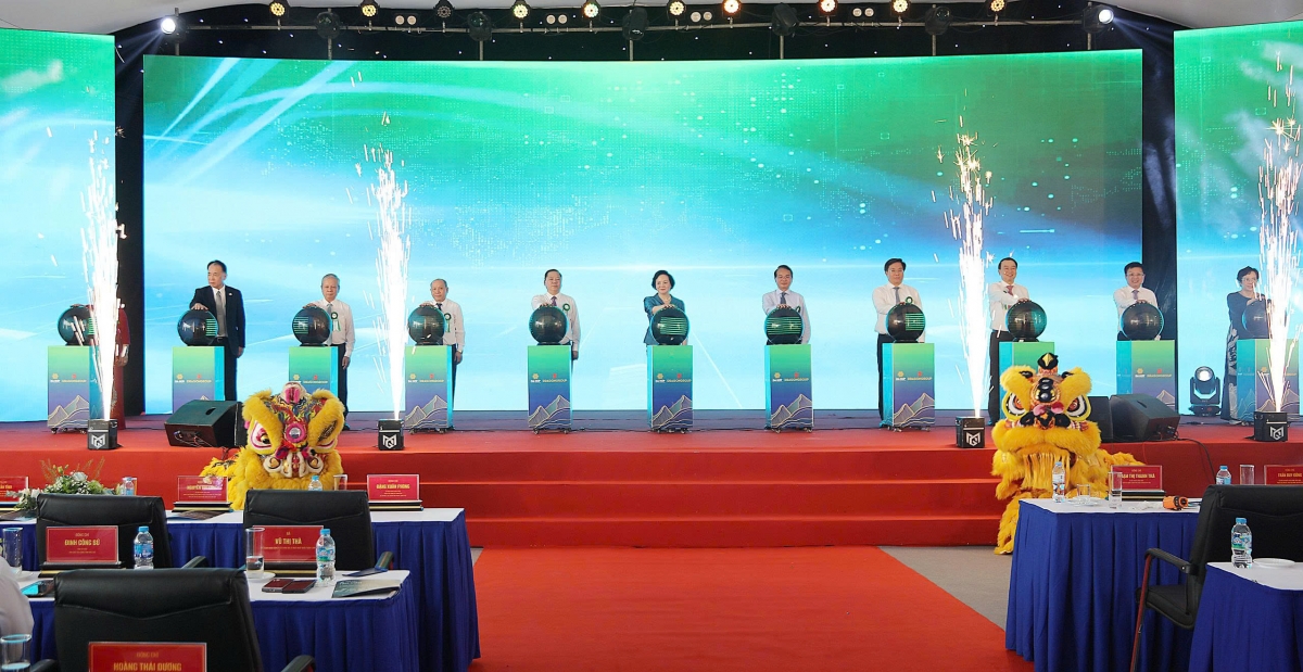Các đại biểu thực hiện nghi thức khởi công các dự án.