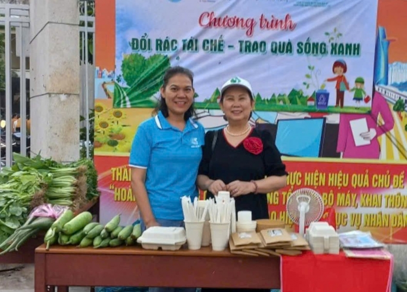Chị Thuý Phượng (bên phải) vận động tiểu thương tham gia Ngày hội “Đổi rác lấy quà”.
