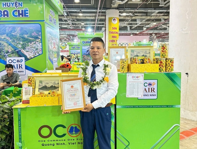 Ảnh Ông Nịnh Văn Trắng bên sản phẩm trà hoa vàng OCOP 5 sao do gia đình sản xuất. Ảnh Ông Nịnh Văn Trắng bên sản phẩm trà hoa vàng OCOP 5 sao do gia đình sản xuất.