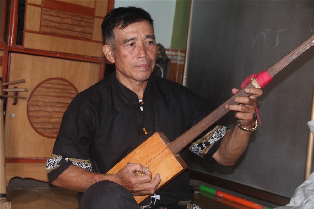 Nghệ nhân Lương Văn Nghiệp đã được nuôi dưỡng tình yêu với dân ca từ khi rất nhỏ Nghệ nhân Lương Văn Nghiệp đã được nuôi dưỡng tình yêu với dân ca từ khi rất nhỏ