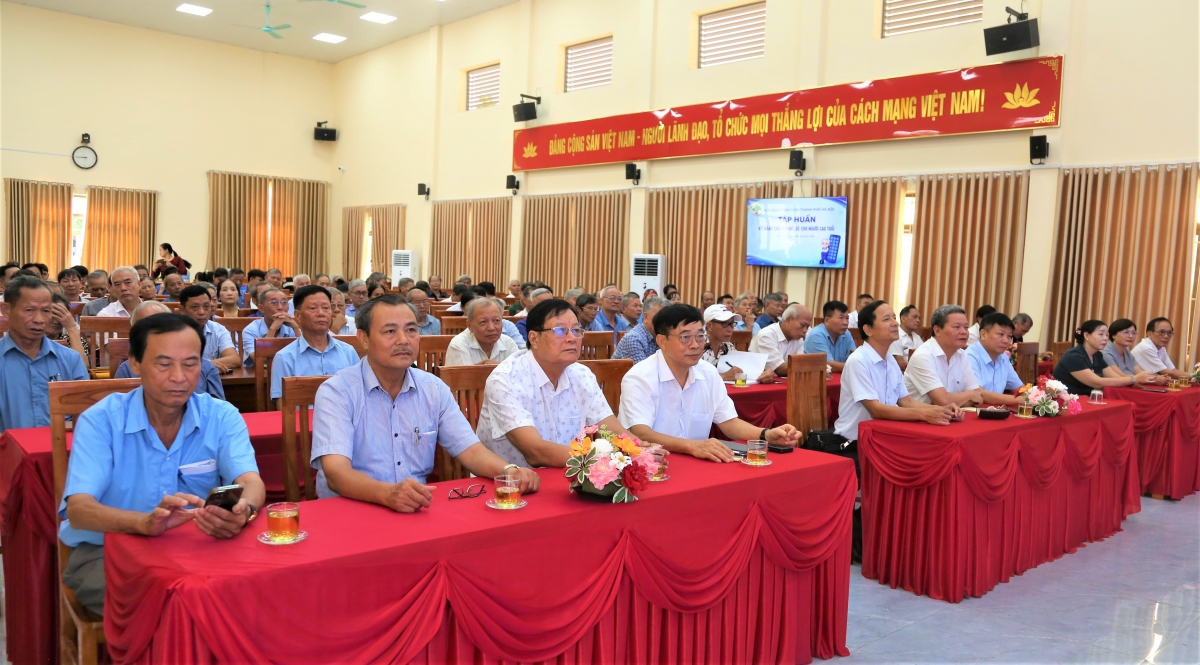 Để người cao tuổi không đứng ngoài dòng chảy chuyển đổi số... Để người cao tuổi không đứng ngoài dòng chảy chuyển đổi số...