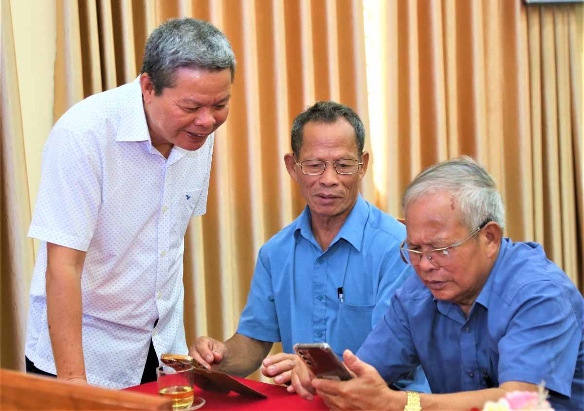 Để người cao tuổi không đứng ngoài dòng chảy chuyển đổi số... Để người cao tuổi không đứng ngoài dòng chảy chuyển đổi số...