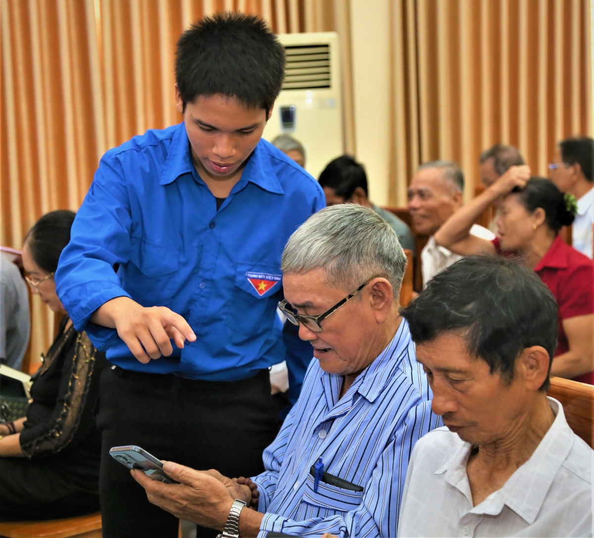 Để người cao tuổi không đứng ngoài dòng chảy chuyển đổi số... Để người cao tuổi không đứng ngoài dòng chảy chuyển đổi số...