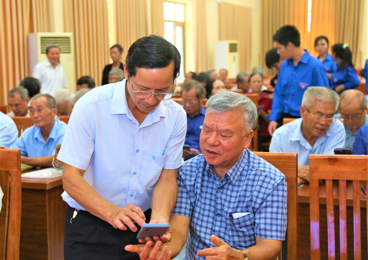 Để người cao tuổi không đứng ngoài dòng chảy chuyển đổi số... Để người cao tuổi không đứng ngoài dòng chảy chuyển đổi số...