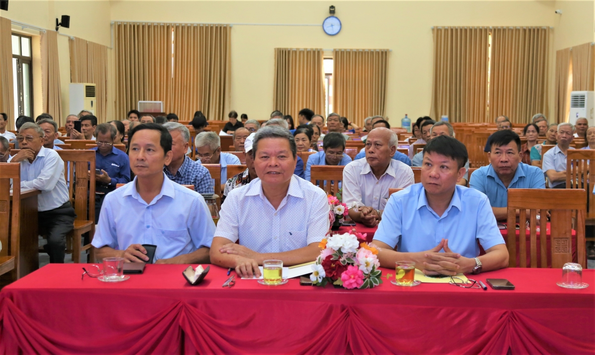 Để người cao tuổi không đứng ngoài dòng chảy chuyển đổi số... Để người cao tuổi không đứng ngoài dòng chảy chuyển đổi số...