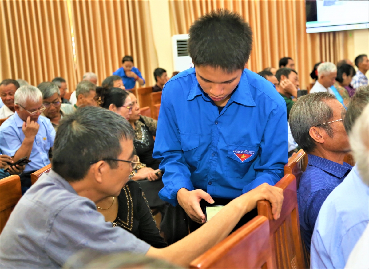 Để người cao tuổi không đứng ngoài dòng chảy chuyển đổi số... Để người cao tuổi không đứng ngoài dòng chảy chuyển đổi số...