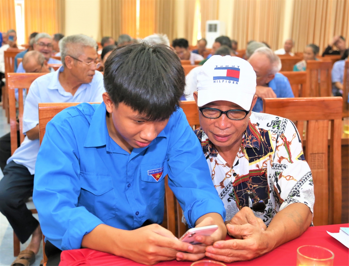 Để người cao tuổi không đứng ngoài dòng chảy chuyển đổi số... Để người cao tuổi không đứng ngoài dòng chảy chuyển đổi số...