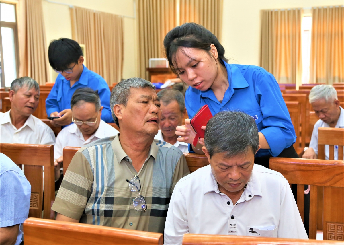 Để người cao tuổi không đứng ngoài dòng chảy chuyển đổi số... Để người cao tuổi không đứng ngoài dòng chảy chuyển đổi số...