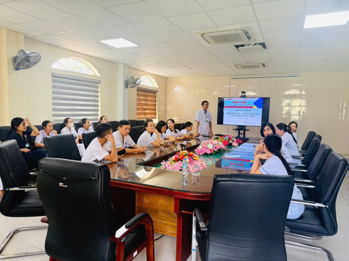 Bệnh viện Phục hồi chức năng Nghệ An tổ chức tập huấn chuyên môn cho đội ngũ điều dưỡng, tập trung phân cấp chăm sóc và thực hiện chăm sóc người bệnh toàn diện