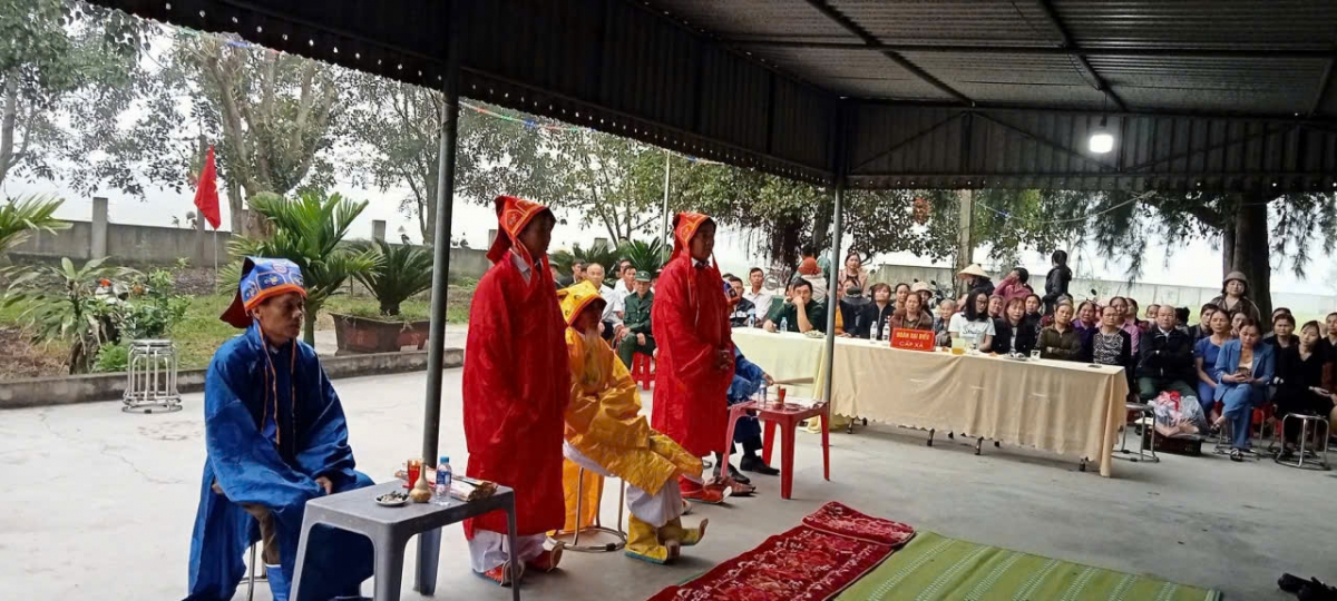 Đền Đức Mẹ là địa chỉ tín ngưỡng tâm linh của nhân dân trong và ngoài xã. Đền Đức Mẹ là địa chỉ tín ngưỡng tâm linh của nhân dân trong và ngoài xã.