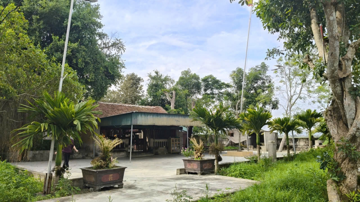 Qua thời gian, đền Đức Mẹ đã bị xuống cấp nghiêm trọng Qua thời gian, đền Đức Mẹ đã bị xuống cấp nghiêm trọng