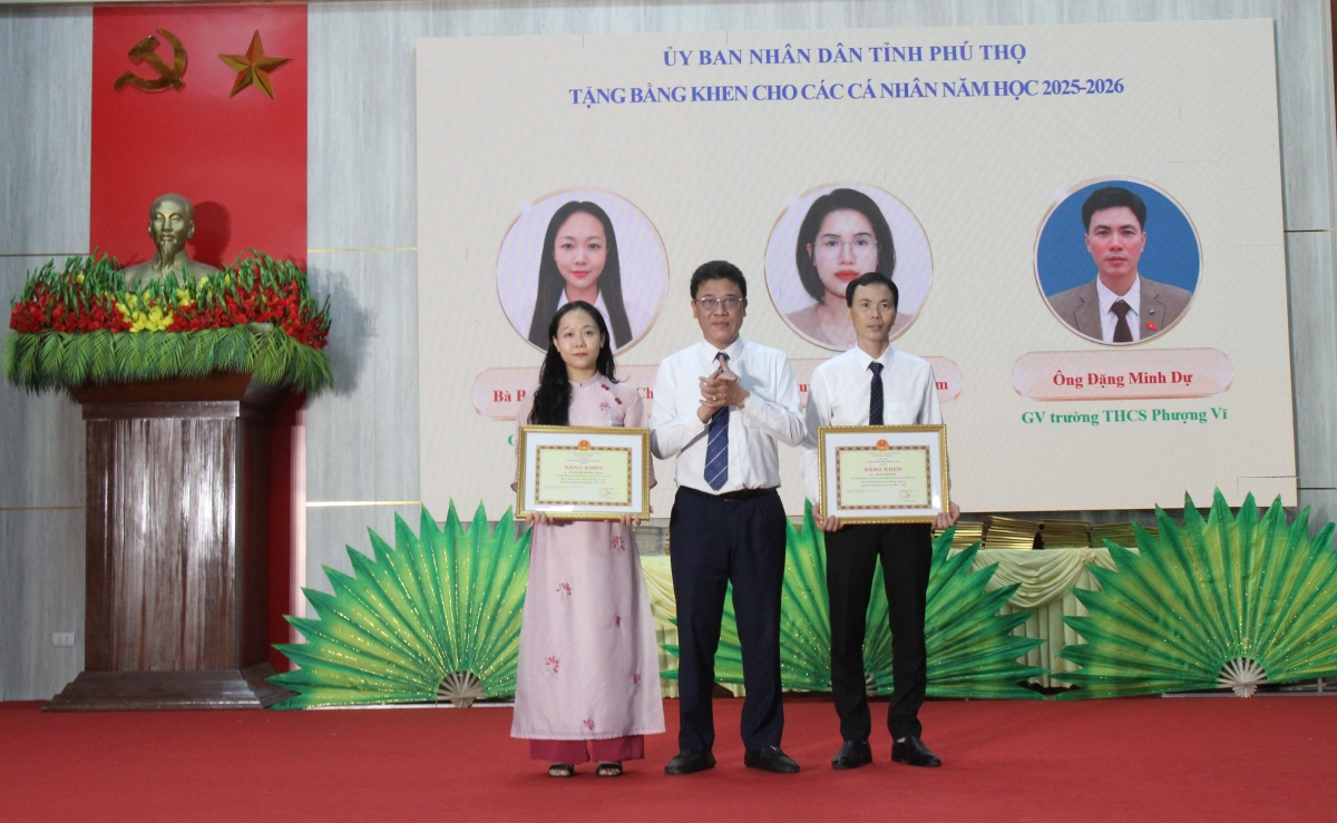 Đồng chí Trần Mạnh Hà, Phó Bí thư, Chủ tịch UBND xã Tiên Lương trao Bằng khen của UBND tỉnh c Đồng chí Trần Mạnh Hà, Phó Bí thư, Chủ tịch UBND xã Tiên Lương trao Bằng khen của UBND tỉnh c