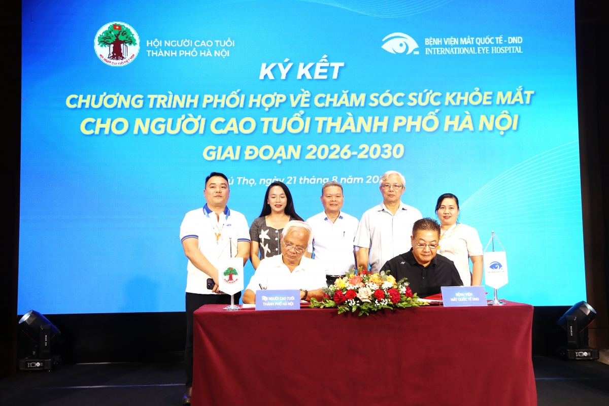 Để tuổi già thêm sáng trong từ những đôi mắt sáng Để tuổi già thêm sáng trong từ những đôi mắt sáng