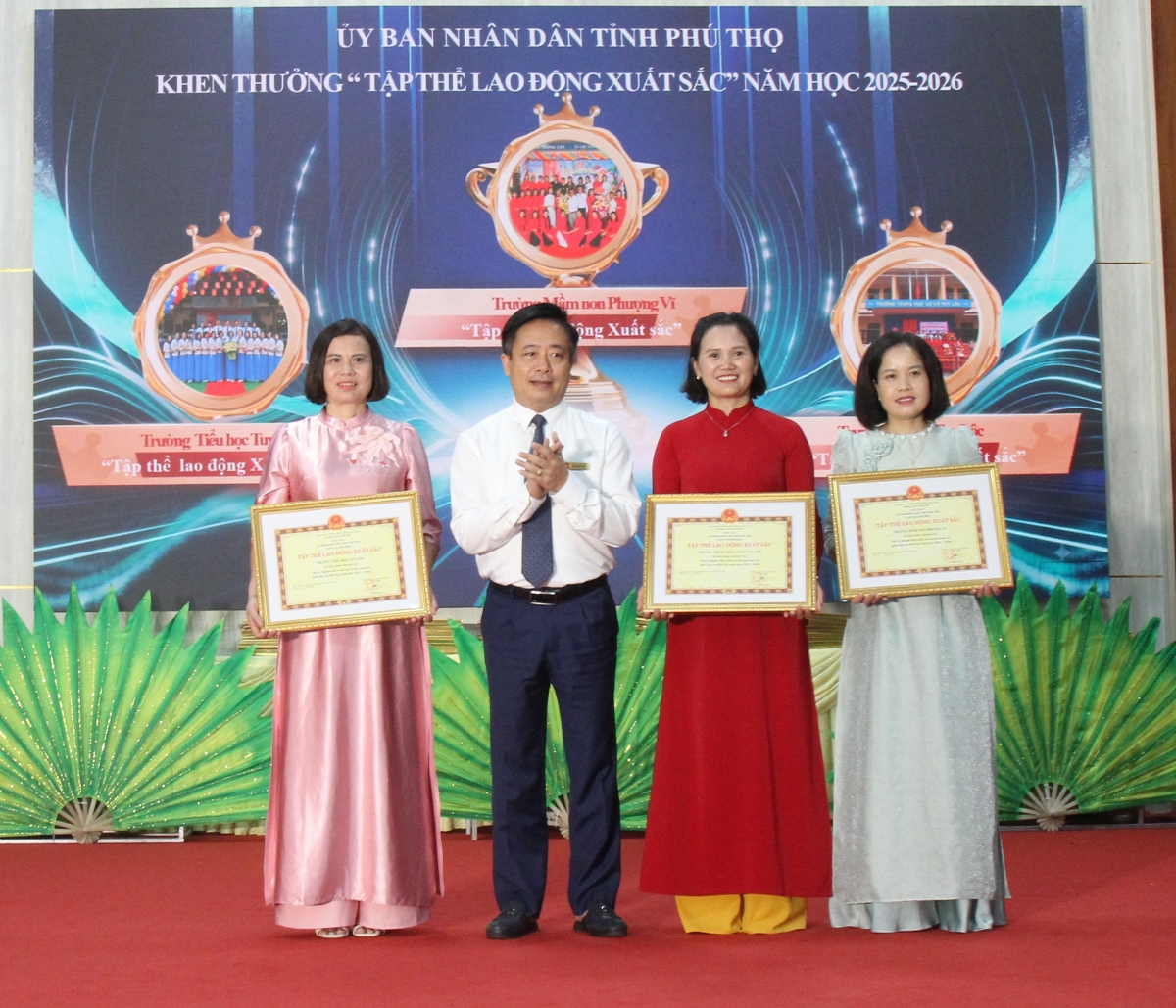 Đồng chí Nguyễn Quốc Dũng, Bí thư Đảng ủy xã khen thưởng Đồng chí Nguyễn Quốc Dũng, Bí thư Đảng ủy xã khen thưởng