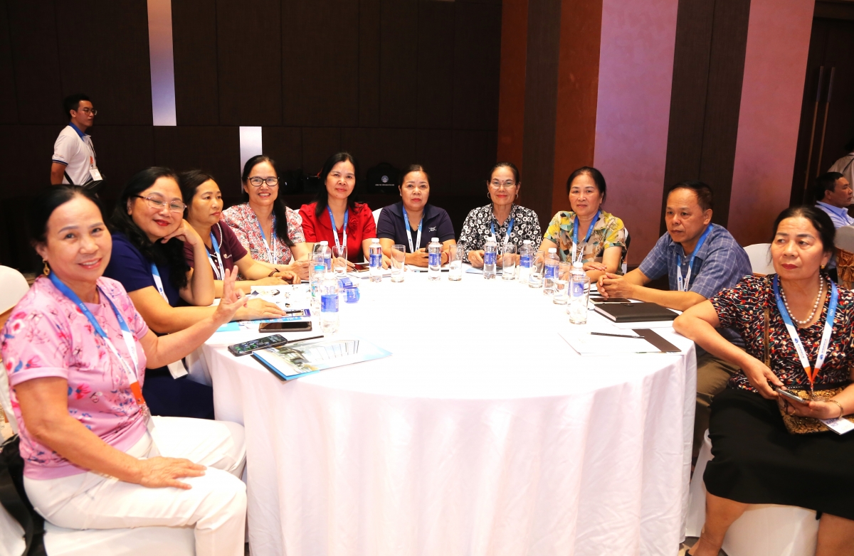 Để tuổi già thêm sáng trong từ những đôi mắt sáng Để tuổi già thêm sáng trong từ những đôi mắt sáng