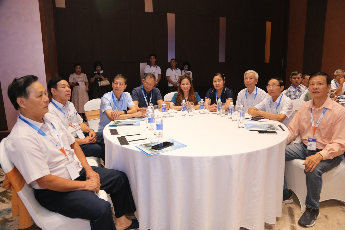 Để tuổi già thêm sáng trong từ những đôi mắt sáng Để tuổi già thêm sáng trong từ những đôi mắt sáng