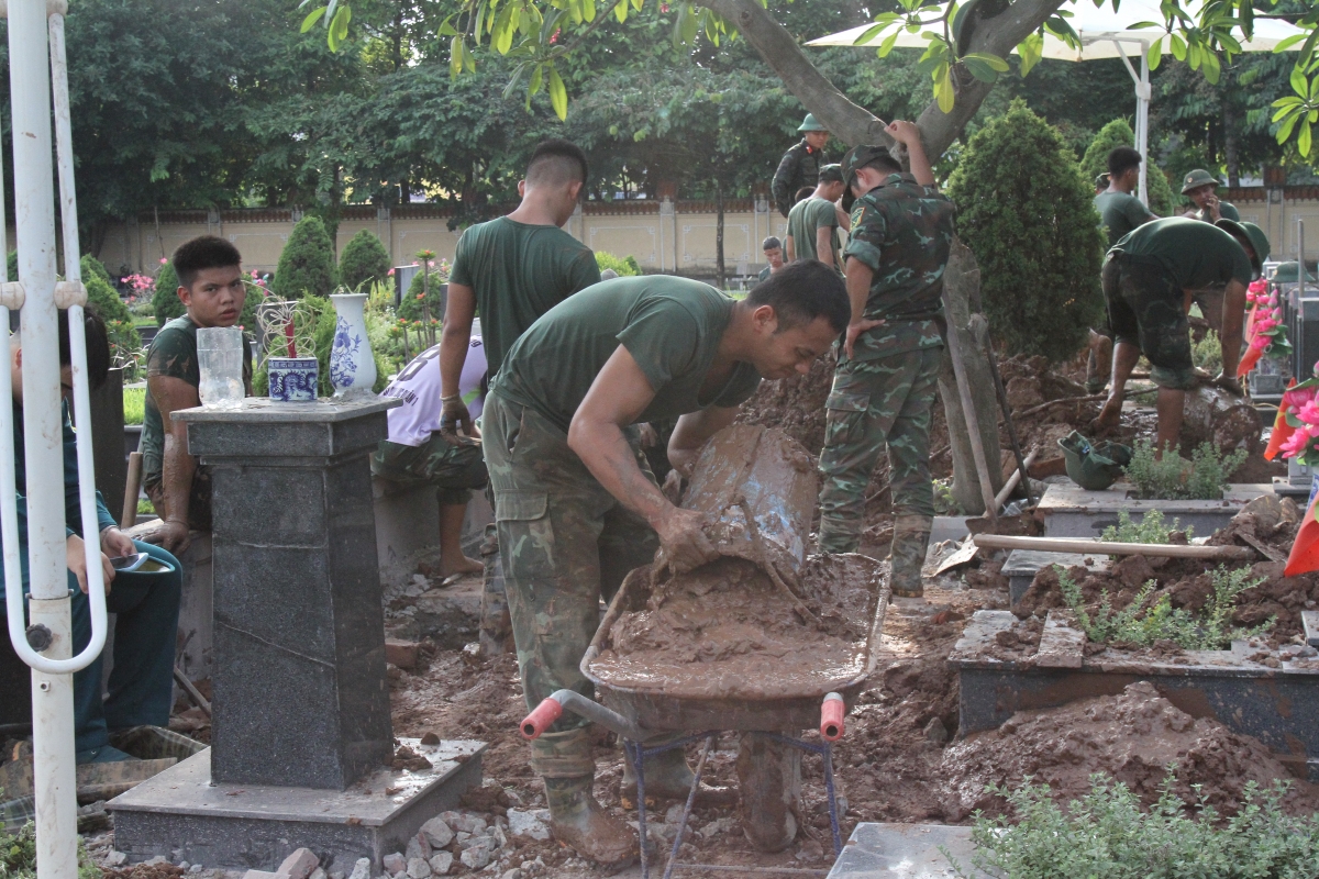 Cán bộ, chiến sĩ kiểm tra khu vực trước khi tiến hành khai quật. Công việc được thực hiện theo từng phần việc, bảo đảm cẩn trọng và đúng quy trình.